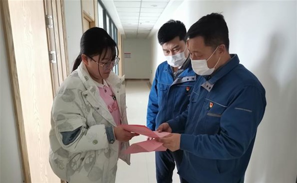 威海产投集团开展“志愿服务耀党徽 ”学雷锋主题活动