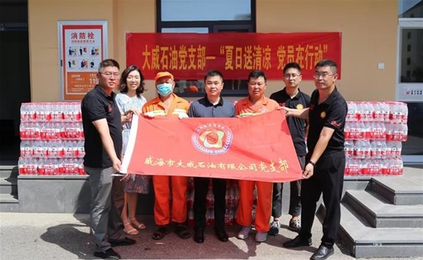 炎炎夏日，，，，，，，大威石油为环卫工人送清凉